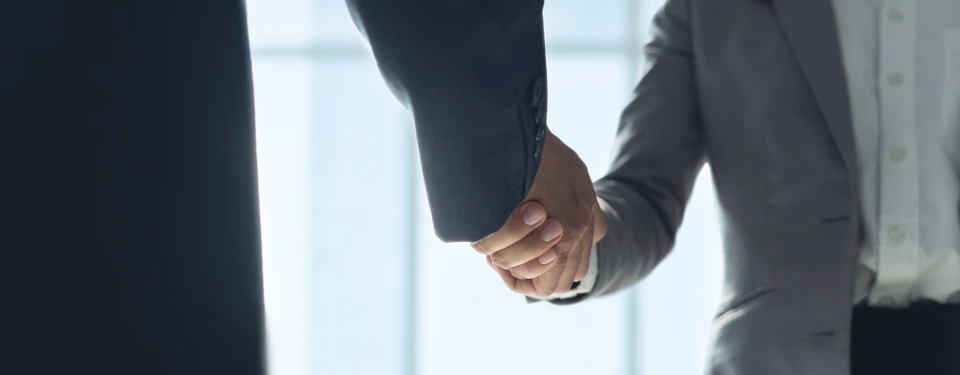Scène de bureau avec professionnel en chemise analysant des documents financiers