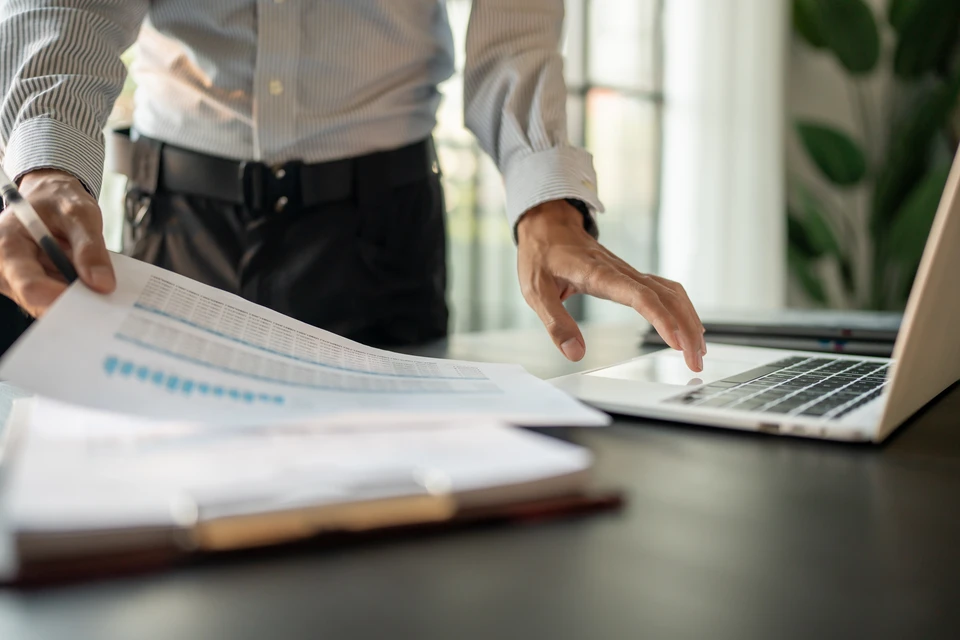 Travailler à travers l'ordre du jour de la réunion comme des professionnels