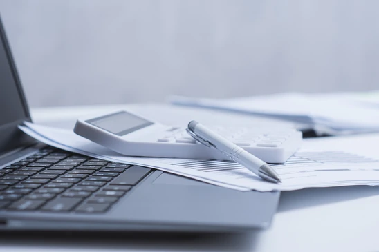 Un expert-comptable ou consultant professionnel présentant des analyses financières ou des résultats à un client en utilisant un écran ou un support visuel (graphiques, tableaux de bord, données). La scène doit montrer une forme de présentation ou d'explication active, dans un cadre professionnel (bureau avec ordinateur, tableau blanc ou écran), illustrant clairement le conseil expert et la transmission de valeur intellectuelle au client.