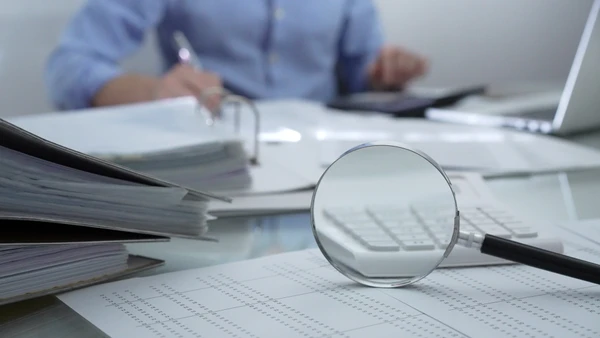 Un expert-comptable ou consultant professionnel présentant des analyses financières ou des résultats à un client en utilisant un écran ou un support visuel (graphiques, tableaux de bord, données). La scène doit montrer une forme de présentation ou d'explication active, dans un cadre professionnel (bureau avec ordinateur, tableau blanc ou écran), illustrant clairement le conseil expert et la transmission de valeur intellectuelle au client.